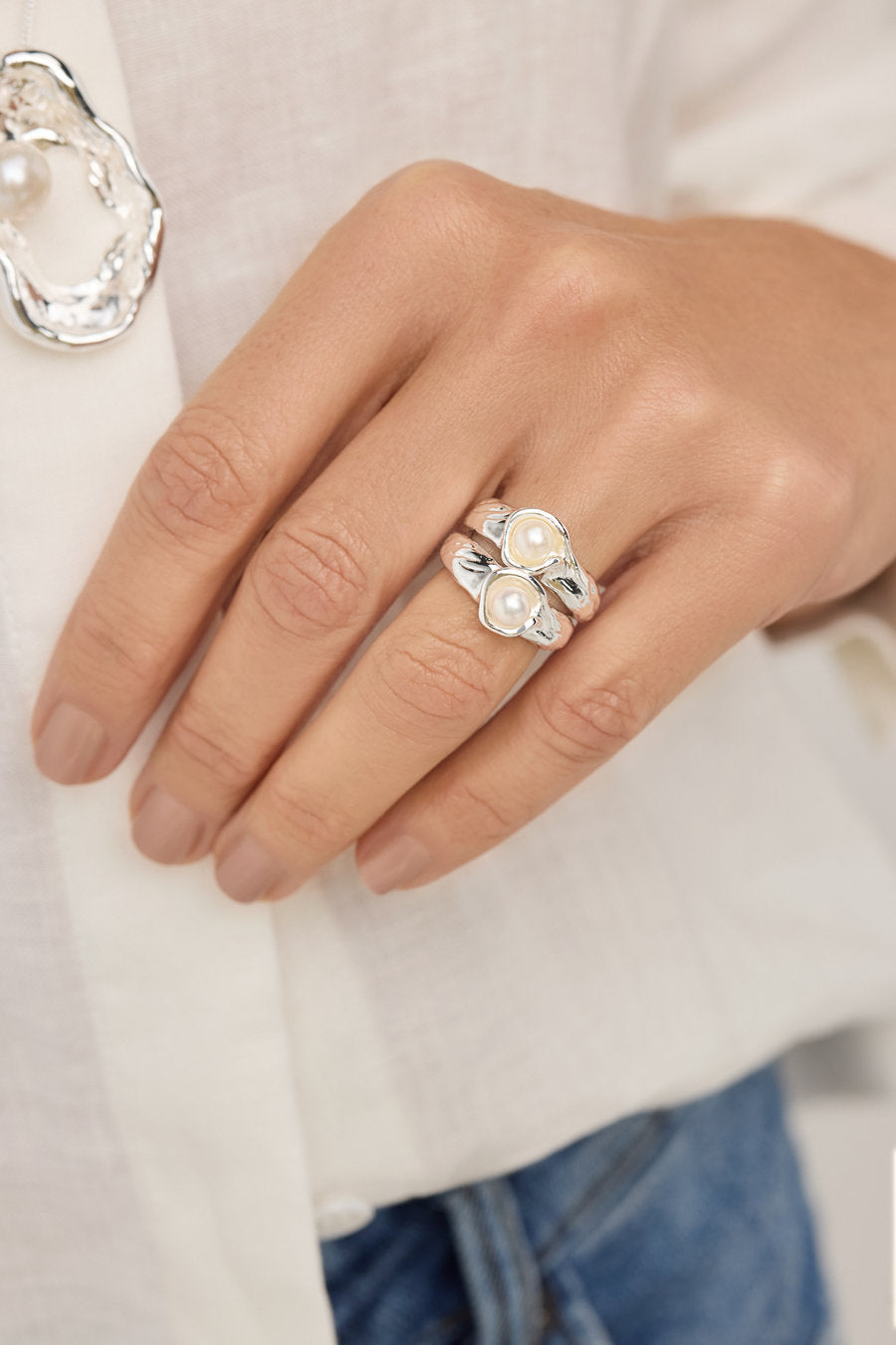 Anel Achado dourado com pérola central e design orgânico texturizado