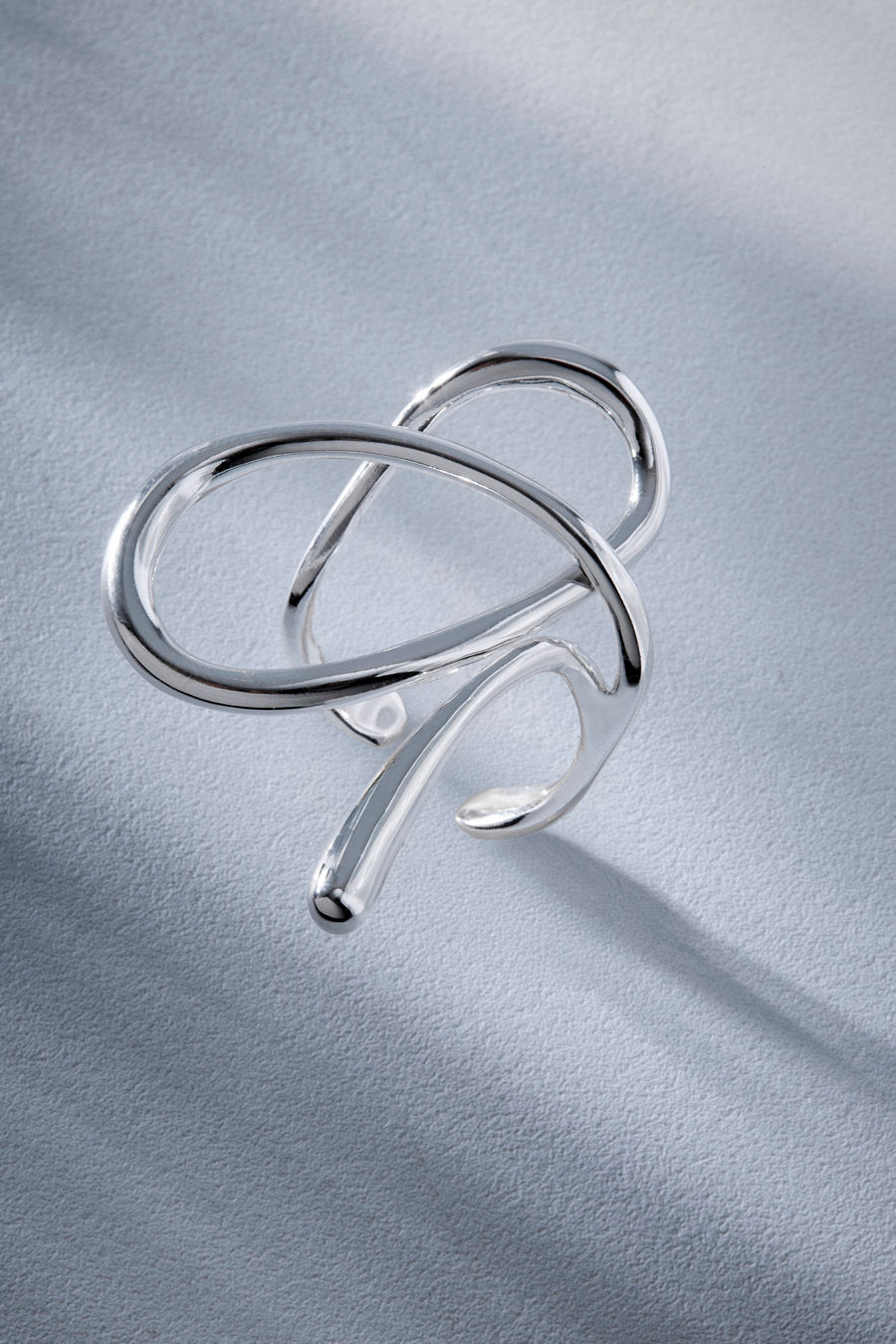 Anel Amparo prata – design orgânico escultural com linhas entrelaçadas e forma assimétrica