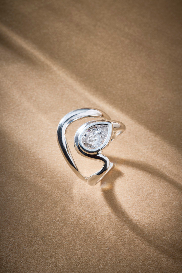 Anel Audrey regulável com cristal, design delicado para produções elegantes e sofisticadas