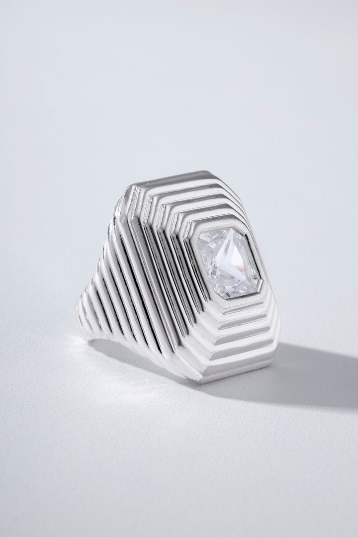 anel prata, anel feminino prata, anel geométrico, anel com zircônia, anel statement, anel piramidal, anel imponente, anel sofisticado, anel elegante, anel moderno, anel escultural, anel de design autoral, joia prata, anel para festa, anel para presente