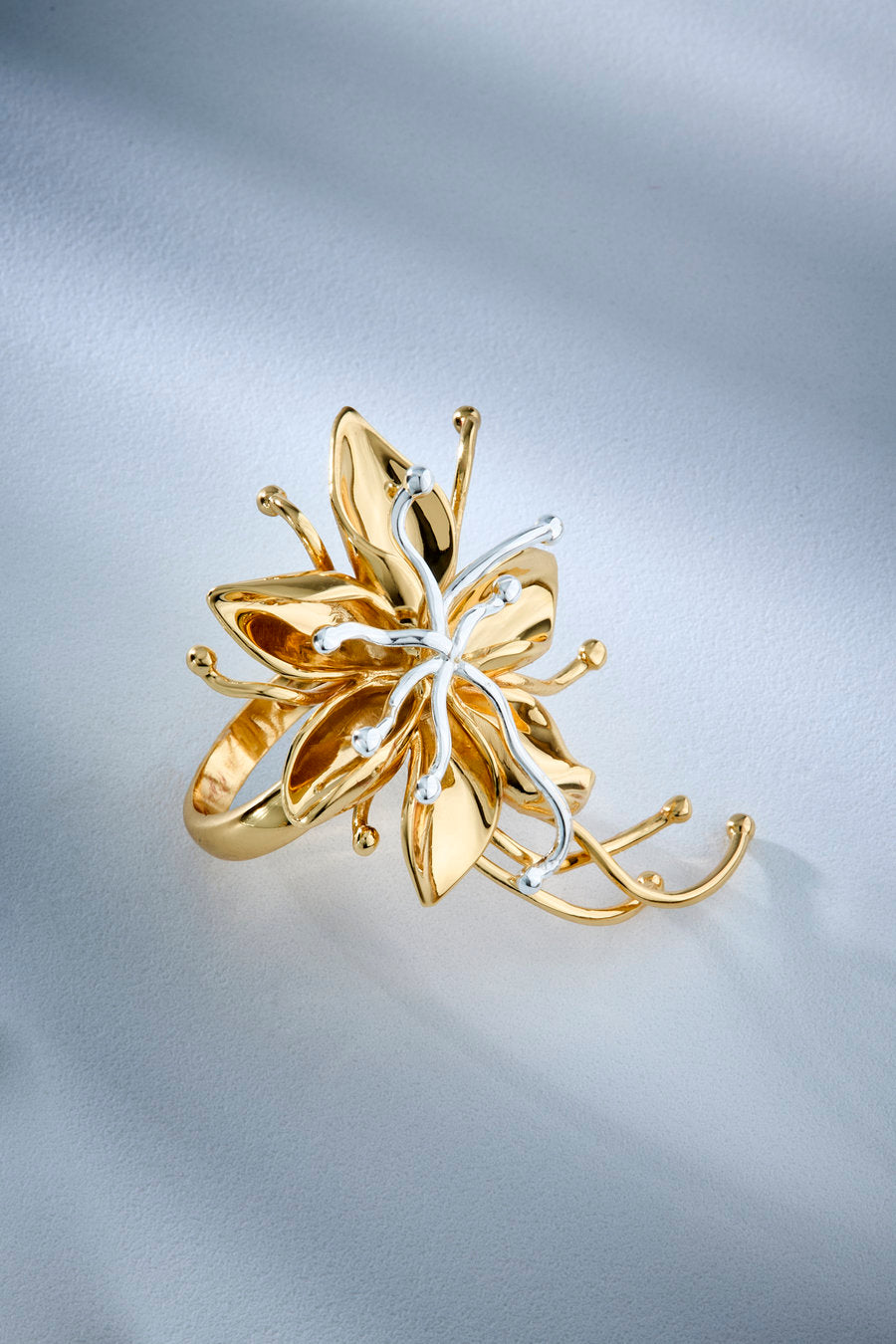 Anel Renascer dourado e prata – design floral escultural com pétalas, folhas e aro regulável