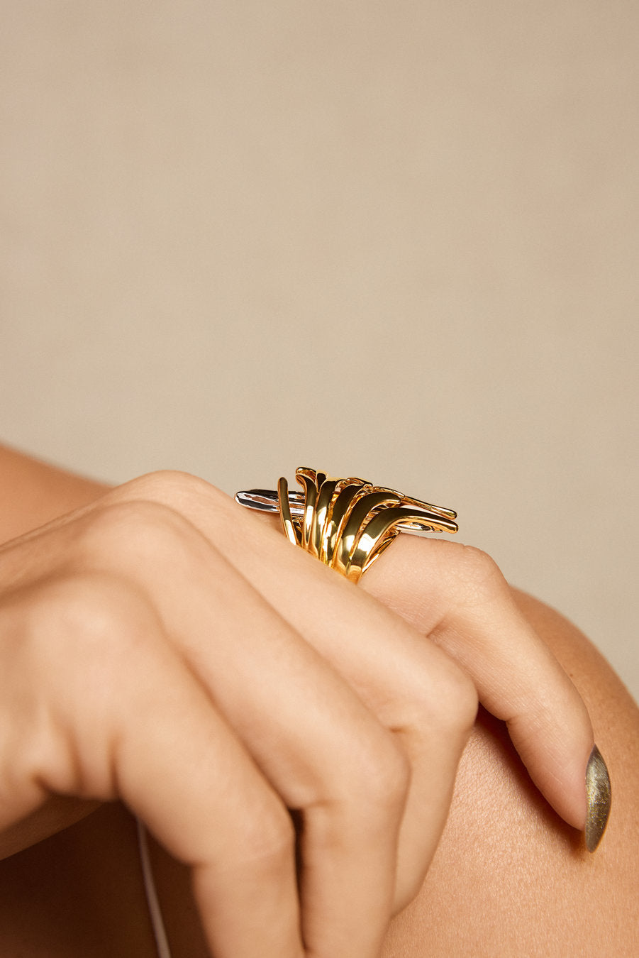 Anel Vivaz dourado – peça orgânica com camadas envolventes e visual escultural