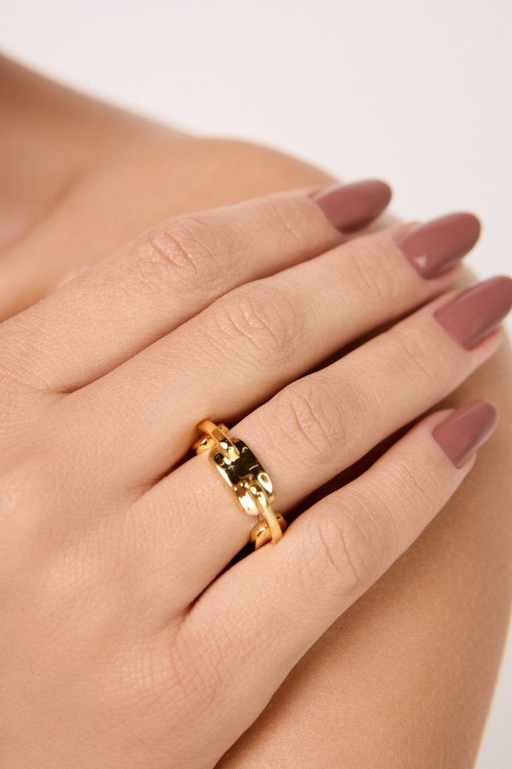 Anel Línea dourado com design geométrico de corrente, estilo minimalista e presença marcante para looks sofisticados.
