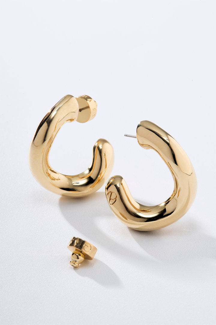argola dourada, argola feminina, argola orgânica, argola escultural, brinco argola dourado, argola moderna, argola volumosa, argola polida, brinco orgânico, argola statement, argola sofisticada, joia com banho de ouro, argola para presente, brinco casual chic, argola de design autoral