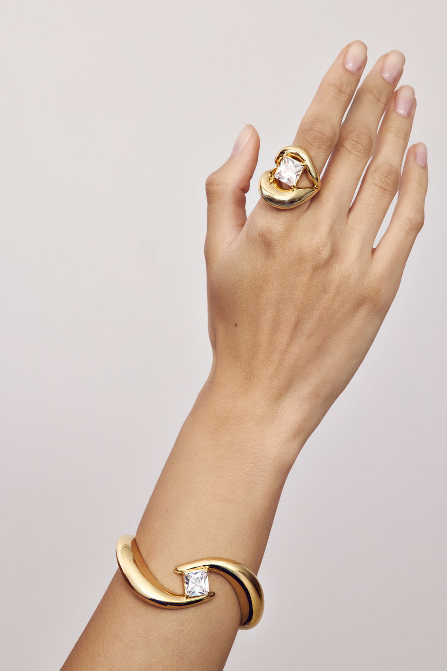 Bracelete Splendore dourado – curvas esculturais com cristal austríaco central – joia statement elegante