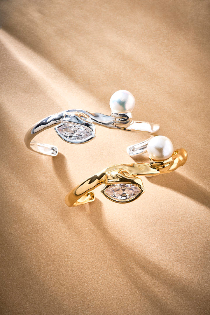 Bracelete Gabrielle dourado e prateado com curvas orgânicas, pérola e cristal austríaco.