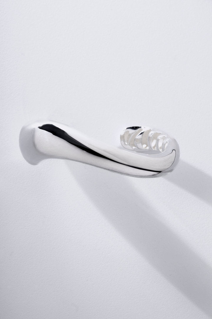 O Bracelete Marea leva a fluidez do mar para o pulso em uma peça de desenho orgânico e escultural. Seu corpo ondulado, de espessura irregular e acabamento polido, cria um visual contemporâneo, elegante e marcante.