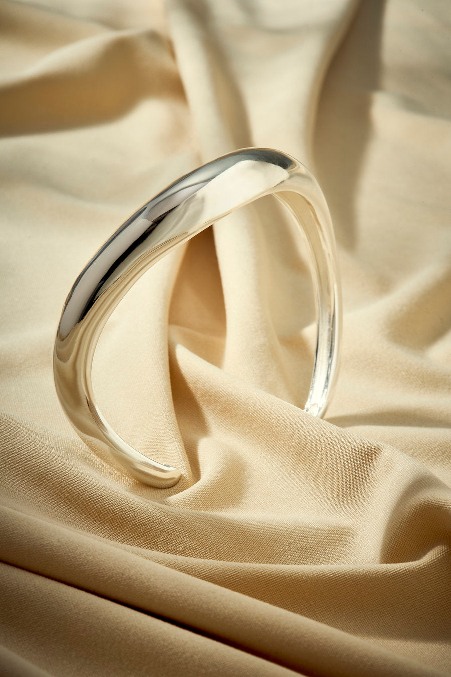 Bracelete Presente liso prata com design minimalista e forma fluida