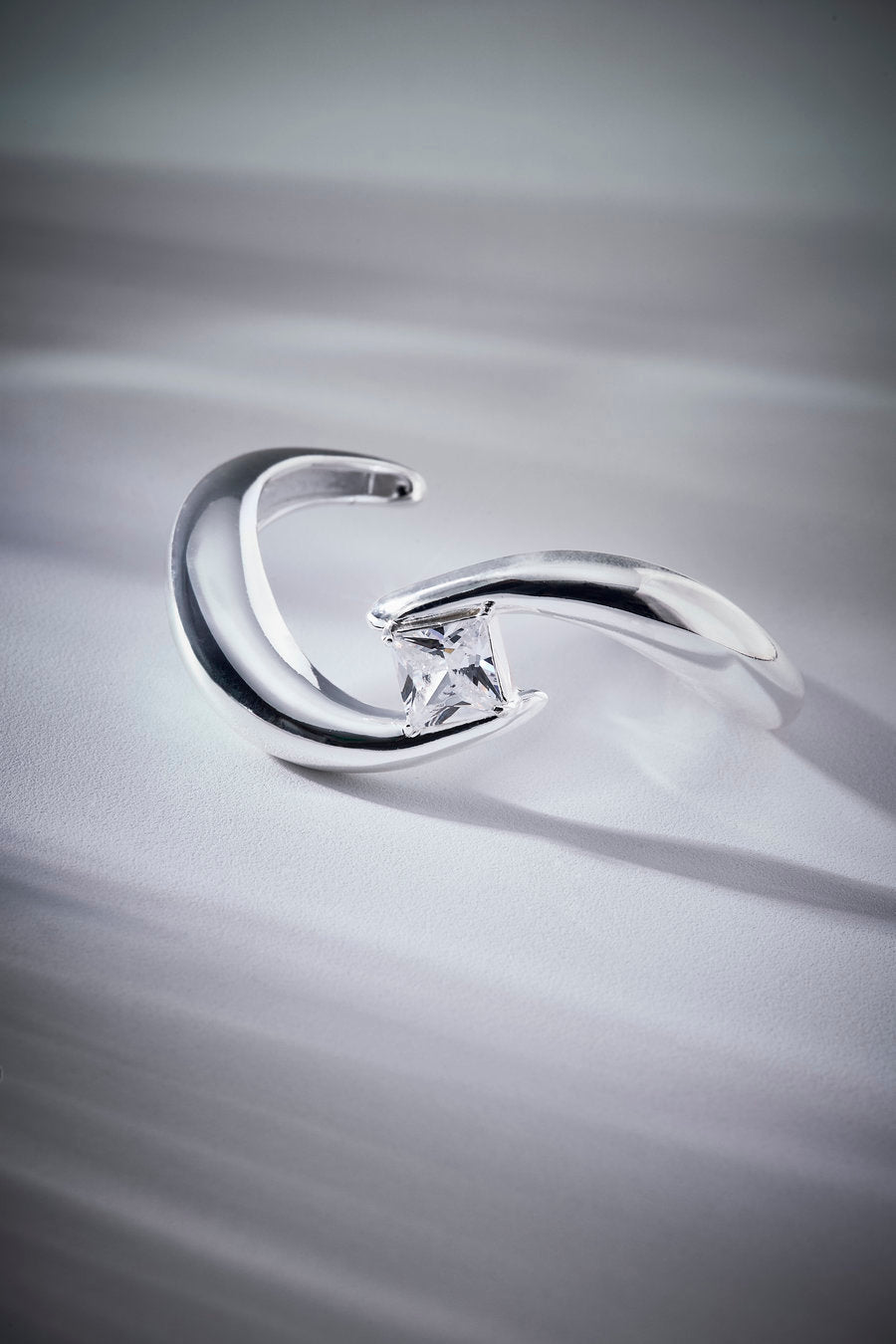 Bracelete Splendore prata – bracelete contemporâneo com curvas amplas e cristal protagonista