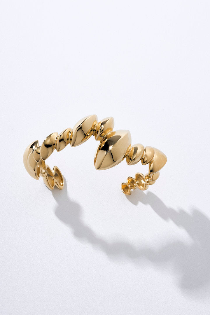 bracelete dourado, bracelete feminino, bracelete de folhas, bracelete botânico, bracelete orgânico, bracelete escultural, bracelete aberto dourado, pulseira bracelete dourada, bracelete sofisticado, bracelete statement, bracelete moderno, joia dourada, bracelete elegante, bracelete de design autoral, bracelete para presente