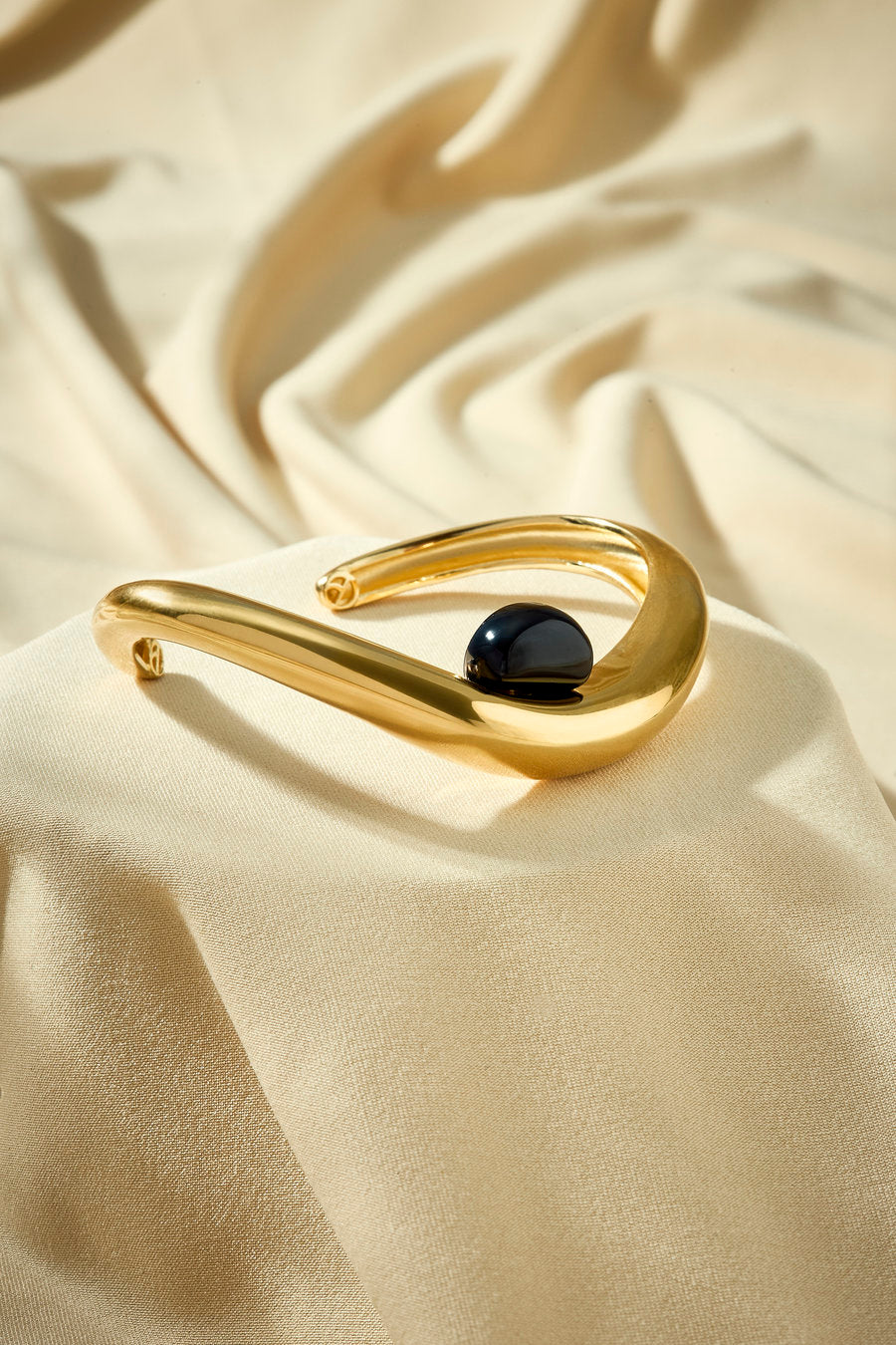 Bracelete Presente com ônix em metal dourado e design contemporâneo