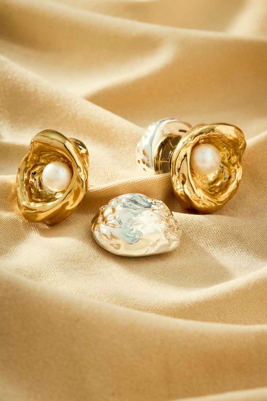 Brinco Achado prata e dourado com pérola e design contemporâneo