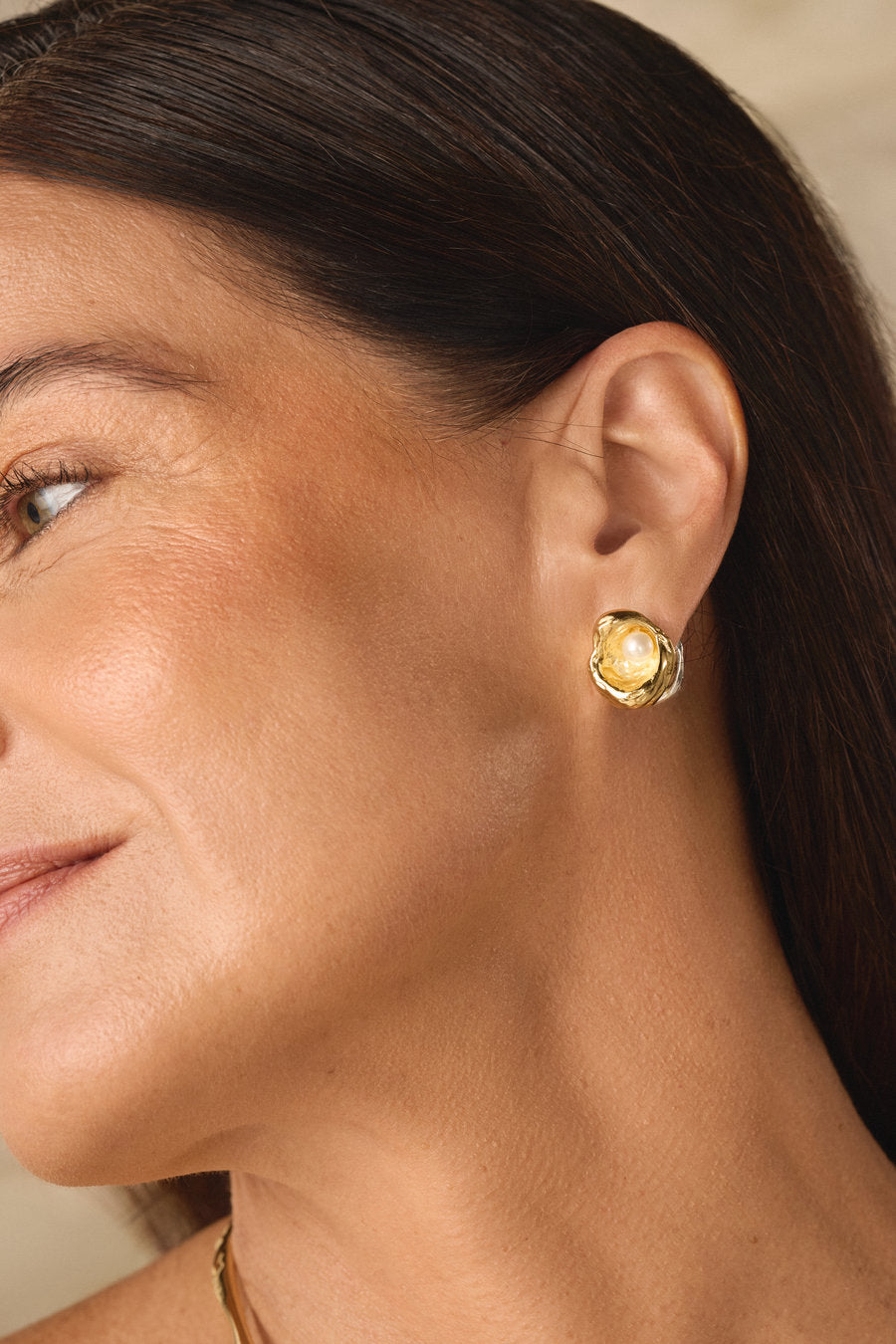 Brinco Achado bicolor com pérola central e design escultural orgânico