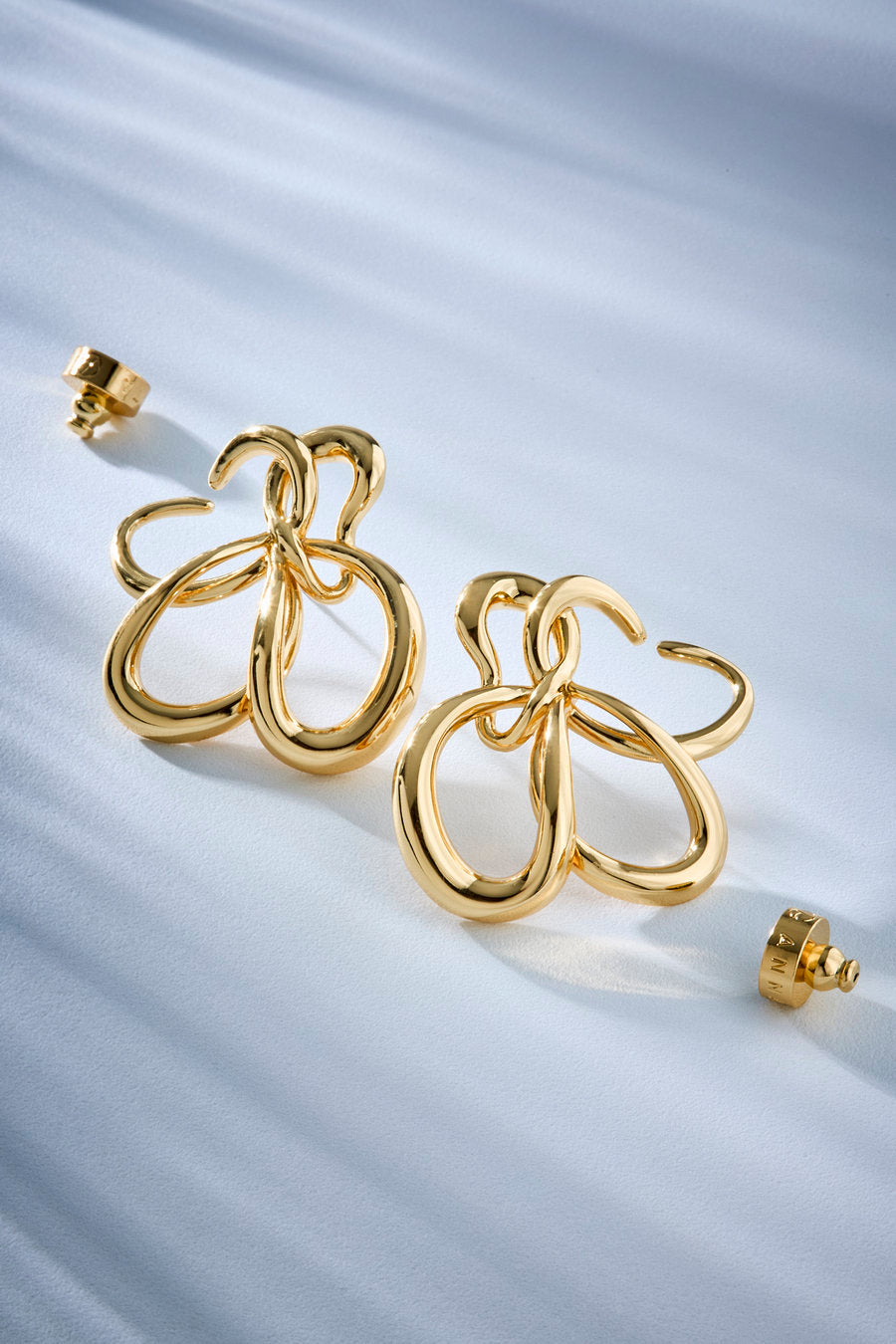 Brinco Delicata dourado – curvas orgânicas entrelaçadas com design escultural e vazado