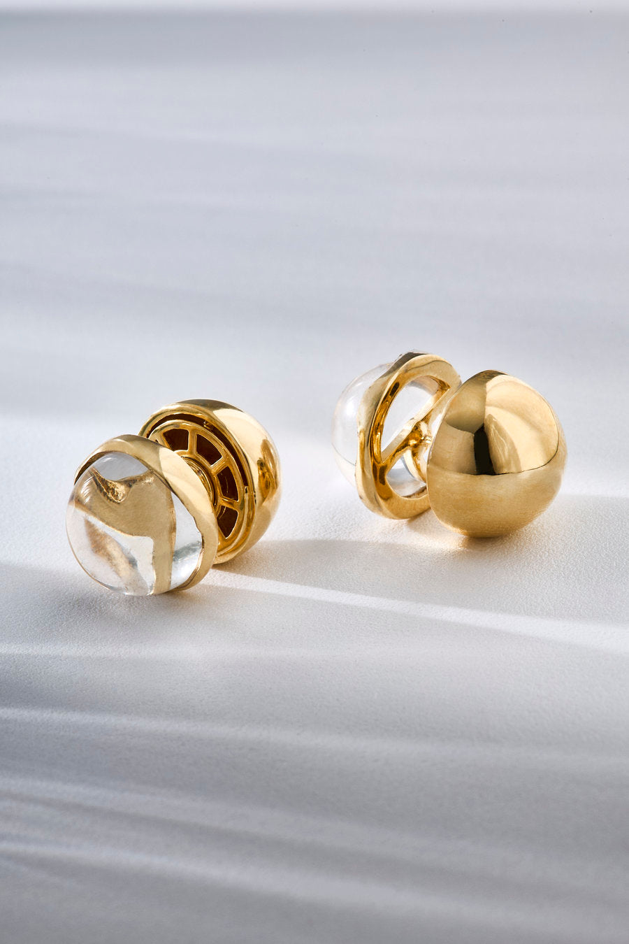 Brinco Duo Cristal dourado com design contemporâneo e acabamento sofisticado, ideal para presentear e compor looks elegantes.