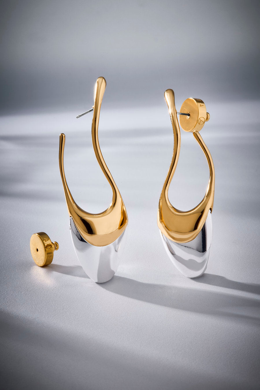 Brinco Fluire G bimetal – brinco grande contemporâneo com contraste dourado e prata para looks sofisticados