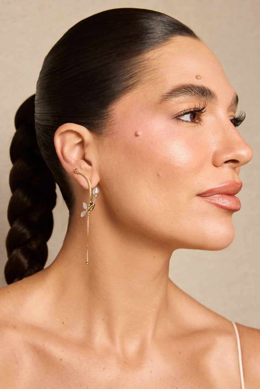 Brinco Plenitude dourado e prata – peça contemporânea com silhueta alongada e detalhe floral