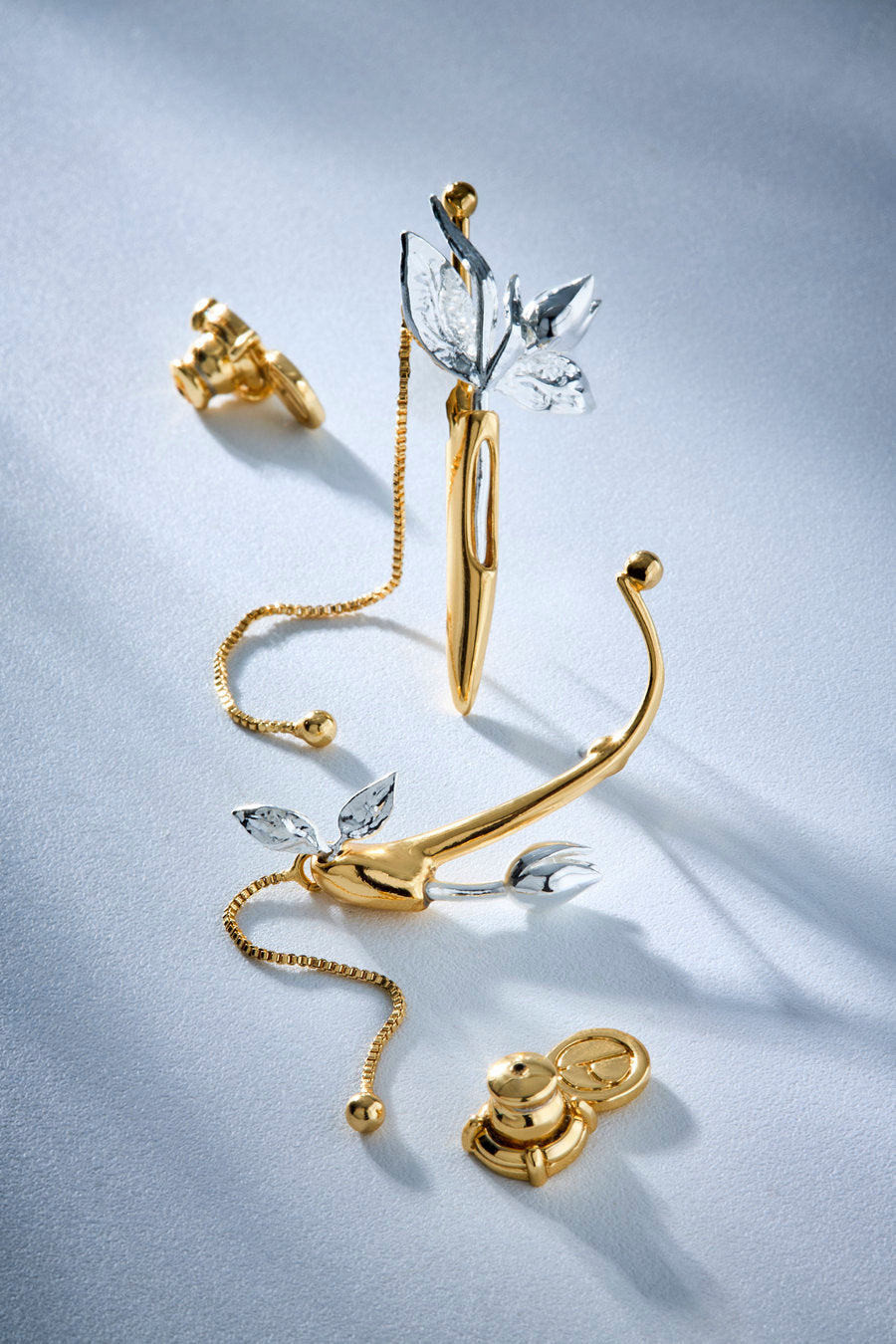 Brinco Plenitude dourado e prata – design floral alongado com correntes, folhas e formas orgânicas