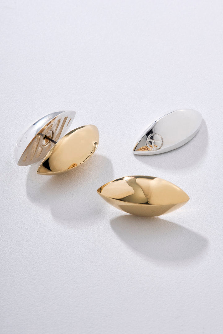 O Brinco Trama Bicolor une ouro e prata em um design orgânico de forte apelo contemporâneo. Com linhas fluidas, acabamento polido e contraste marcante, a peça traduz sofisticação, originalidade e harmonia visual.