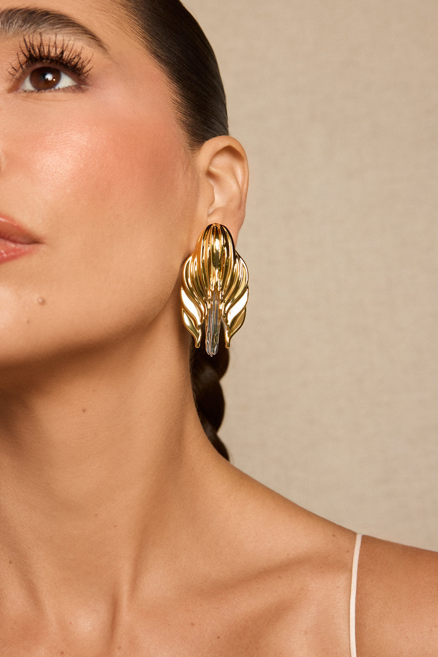 Brinco Vivaz dourado e prata – peça contemporânea inspirada em botão de flor