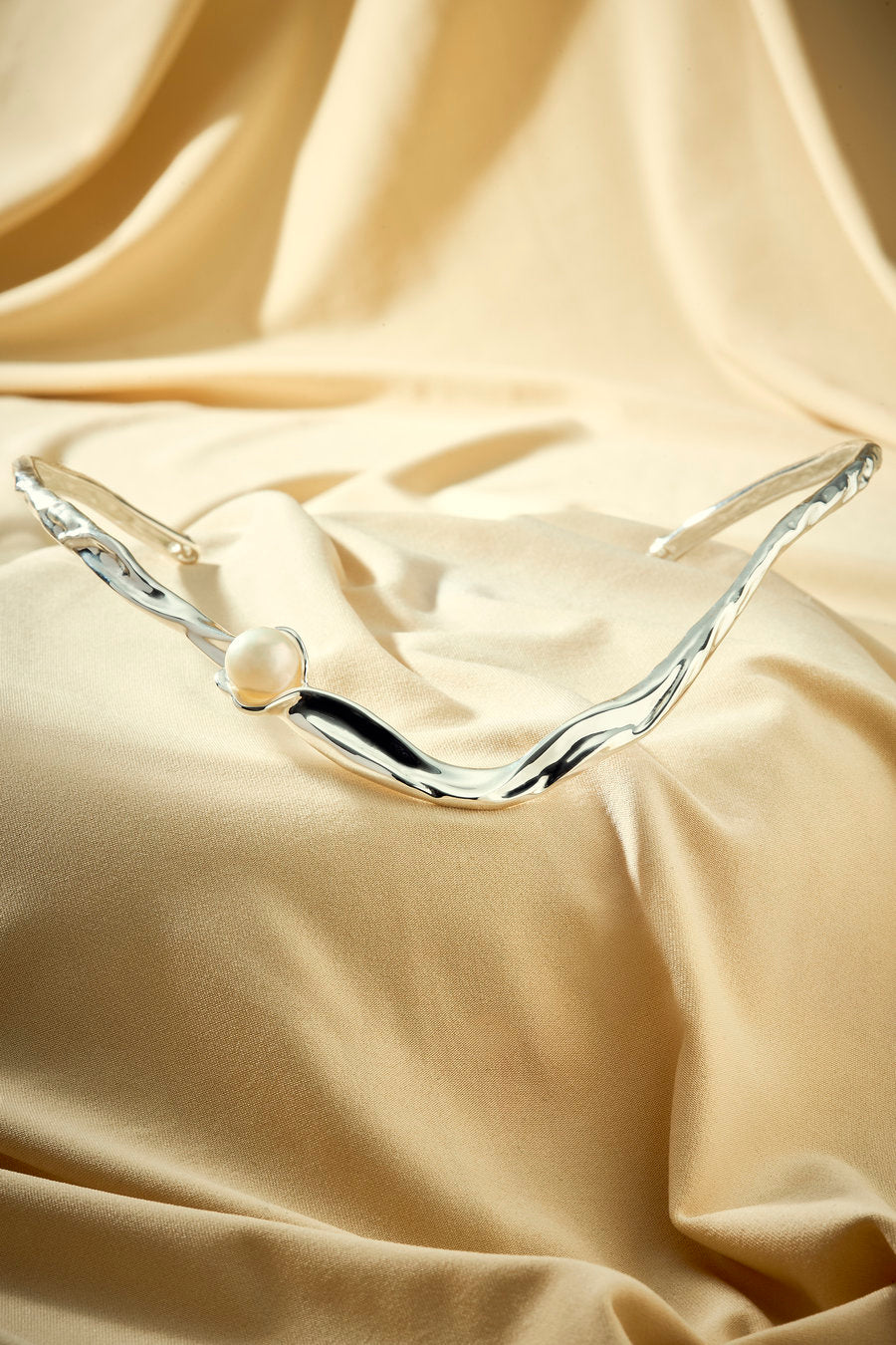 Choker autoral prata com pérola e design minimalista orgânico