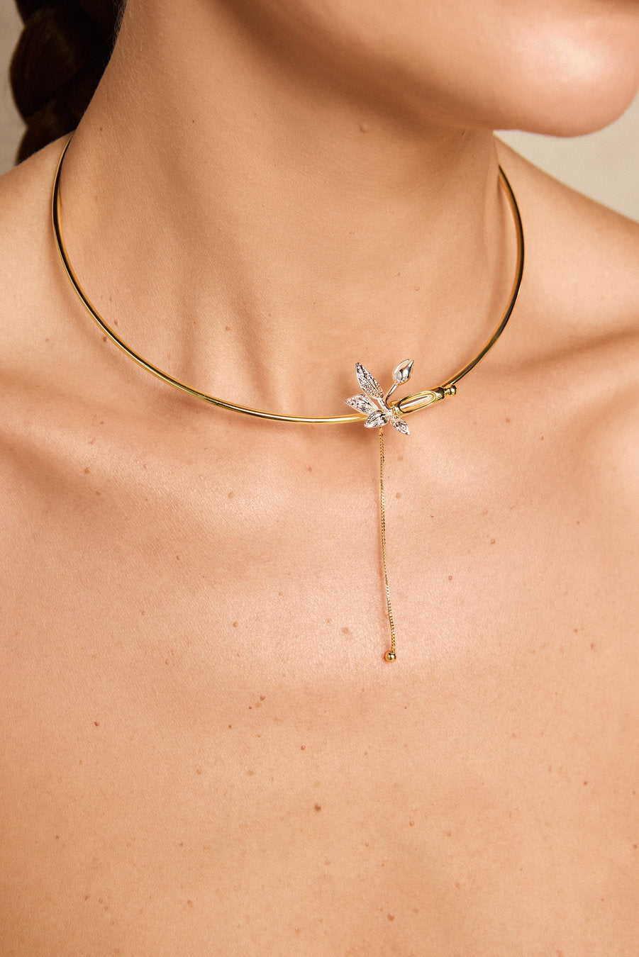 Colar Plenitude dourado e prata – design autoral com flor assimétrica, folhas texturizadas e corrente delicada