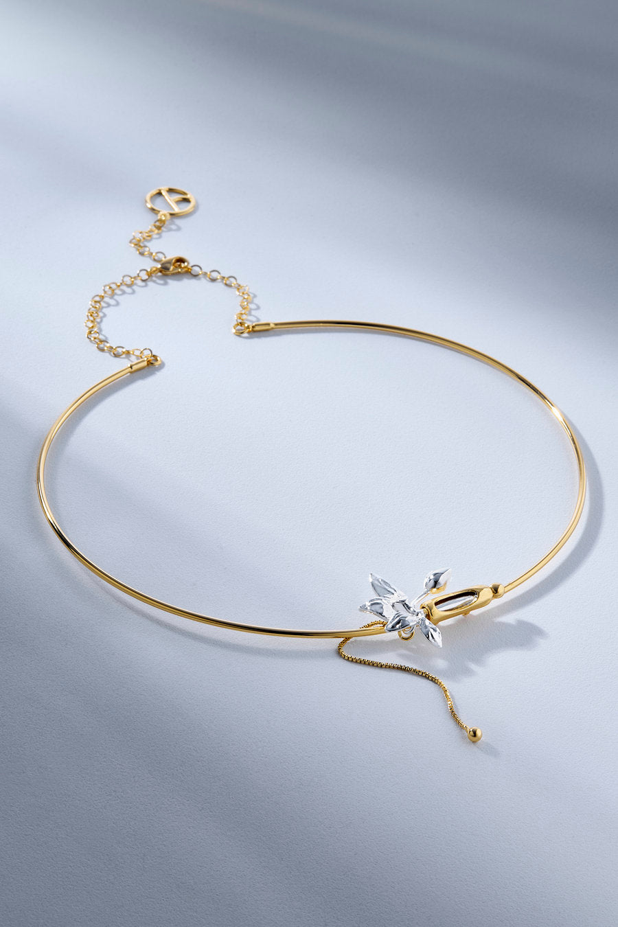 Colar Plenitude dourado e prata – corrente veneziana com pingente floral assimétrico e formas orgânicas