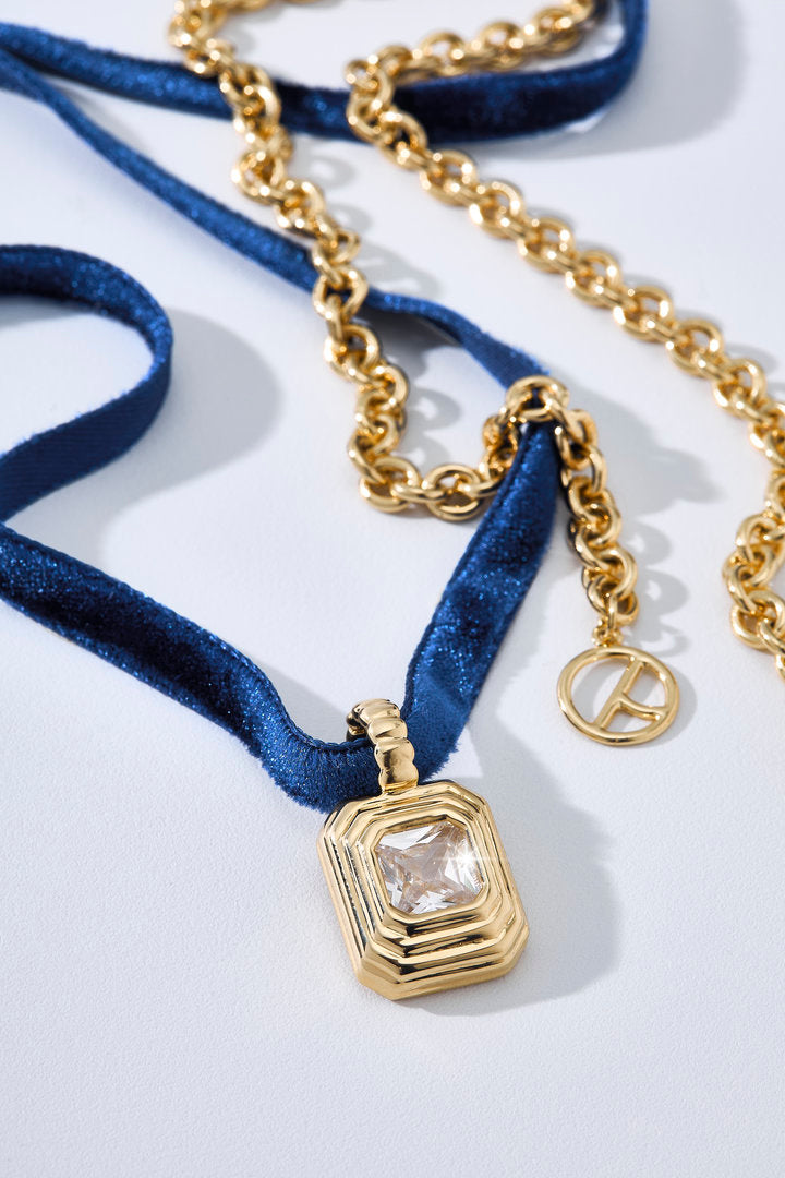 colar dourado, colar com pingente, colar com zircônia, colar geométrico, colar elegante, colar sofisticado, colar feminino dourado, colar moderno, colar delicado, colar de elo redondo, colar com cristal, joia dourada, colar de design autoral, colar para presente, colar statement delicado