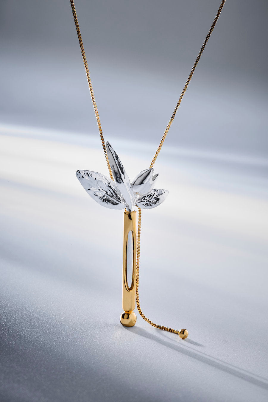 Colar Plenitude dourado e prata – corrente veneziana com pingente floral assimétrico e formas orgânicas