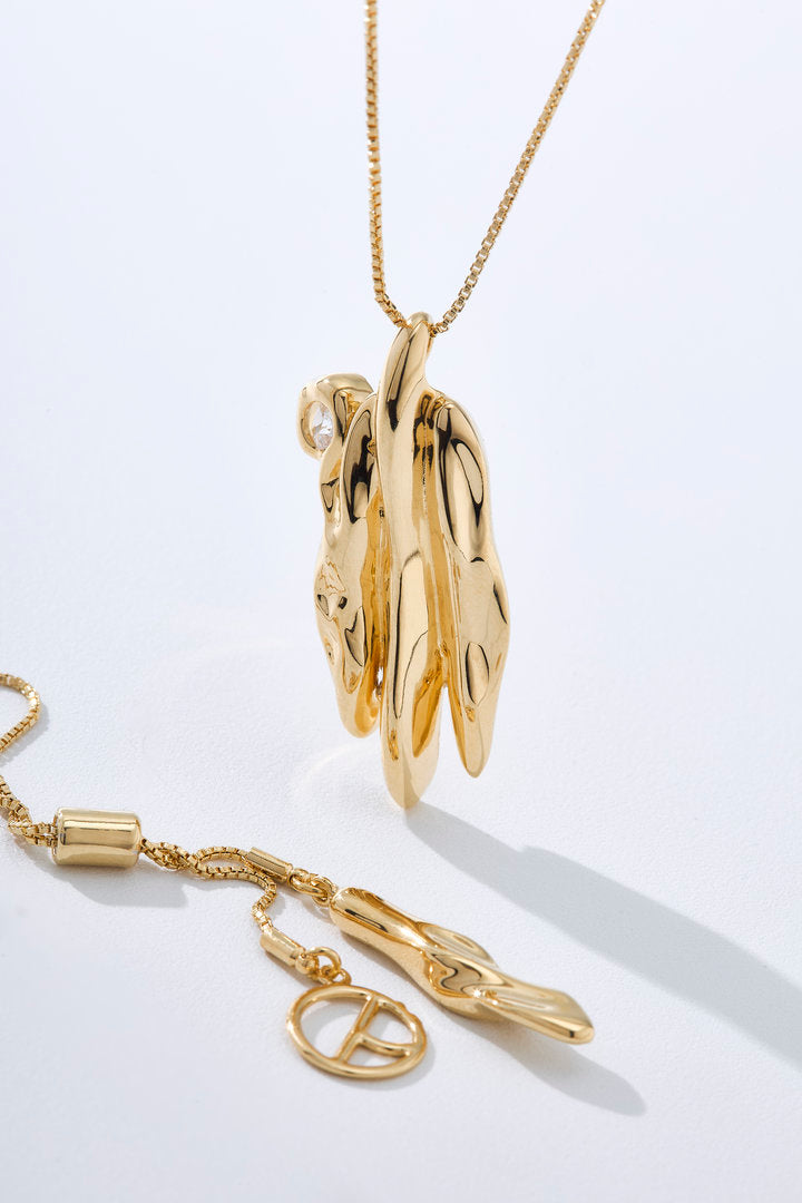 colar dourado, colar feminino dourado, colar com pingente, colar com zircônia, colar orgânico, colar escultural, colar sofisticado, colar elegante, colar moderno, colar de design autoral, pingente dourado, colar delicado, joia dourada, colar para presente, colar statement delicado