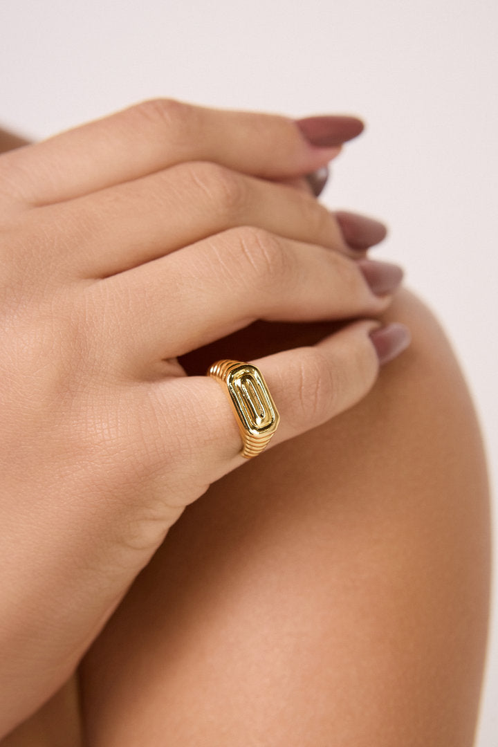 Anel falange Lumier dourado com design geométrico minimalista, ideal para mix de anéis e looks sofisticados.