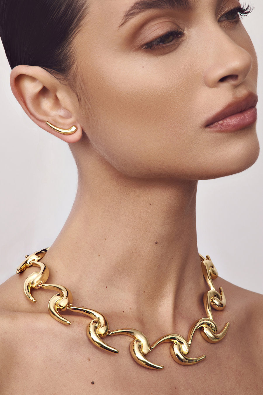 Colar Passaggio dourado – elos curvos esculturais em sequência contínua – design maximalista e estilo contemporâneo