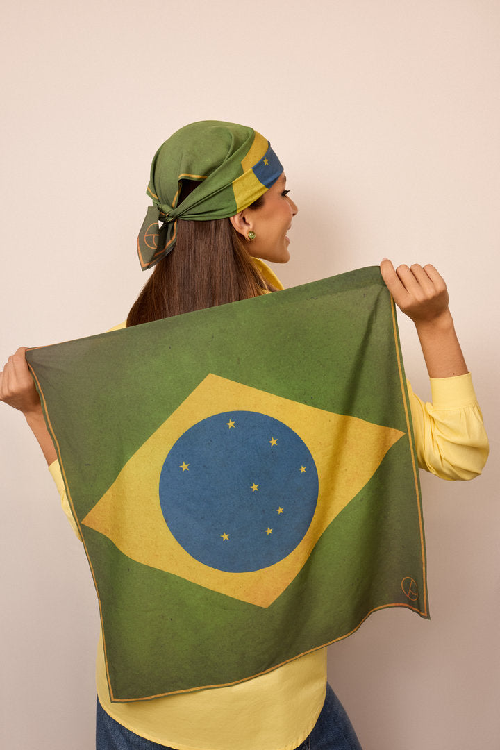 Mulher usando um lenço verde inspirado no Brasil na cabeça para um look festivo.