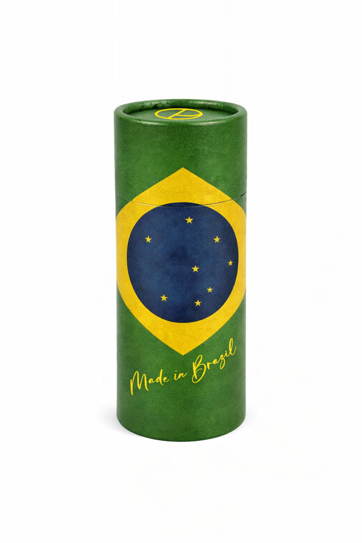 Lenço de poliéster que celebra a identidade brasileira, o orgulho nacional e a elegância cultural.