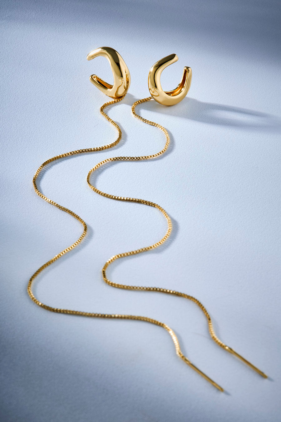 Piercing Delicata dourado – curvas orgânicas com corrente removível e design contemporâneo