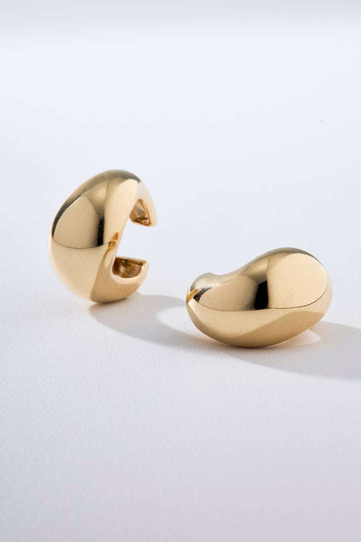 O Piercing Marea traduz a beleza de uma gota suspensa em uma joia orgânica e escultural. Com forma assimétrica, volume tridimensional e acabamento espelhado, traz modernidade e sofisticação ao visual.