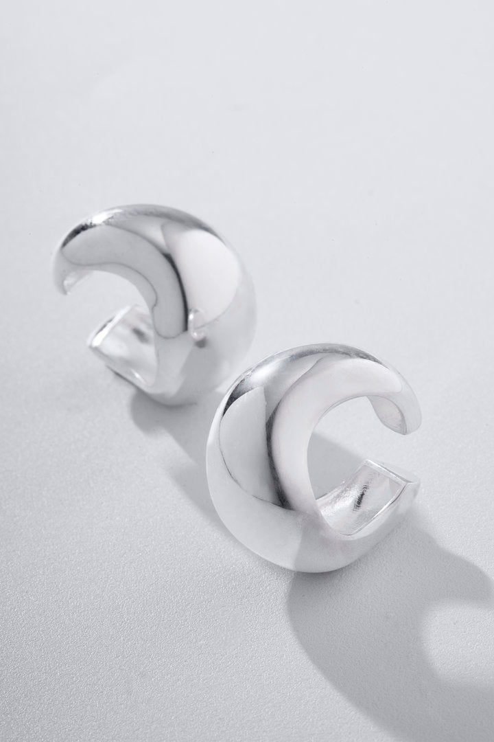 Piercing Marea prateado com design orgânico em forma de gota, visual escultural e acabamento espelhado para composições modernas.