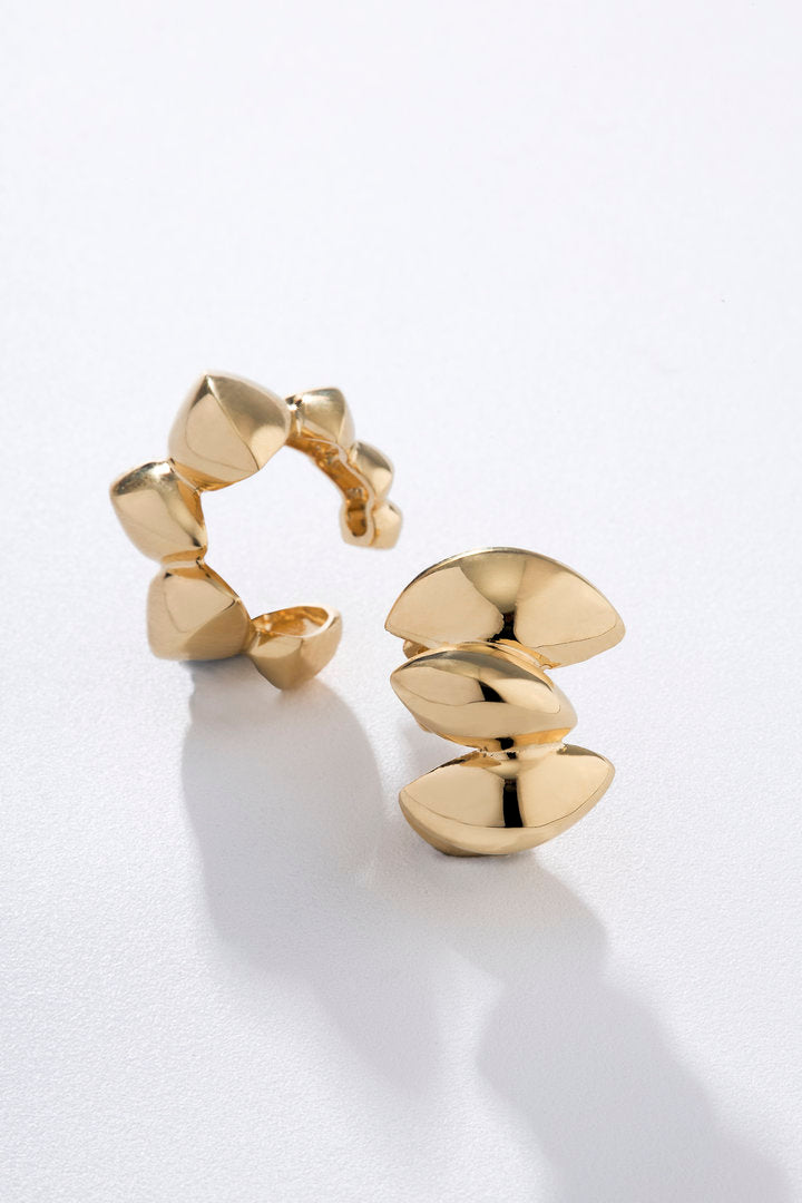 piercing dourado, piercing feminino, piercing orgânico, piercing botânico, piercing escultural, piercing volumoso, piercing moderno, piercing elegante, piercing dourado sofisticado, piercing de design autoral, piercing delicado, joia dourada, piercing para orelha, piercing para presente, ear cuff dourado