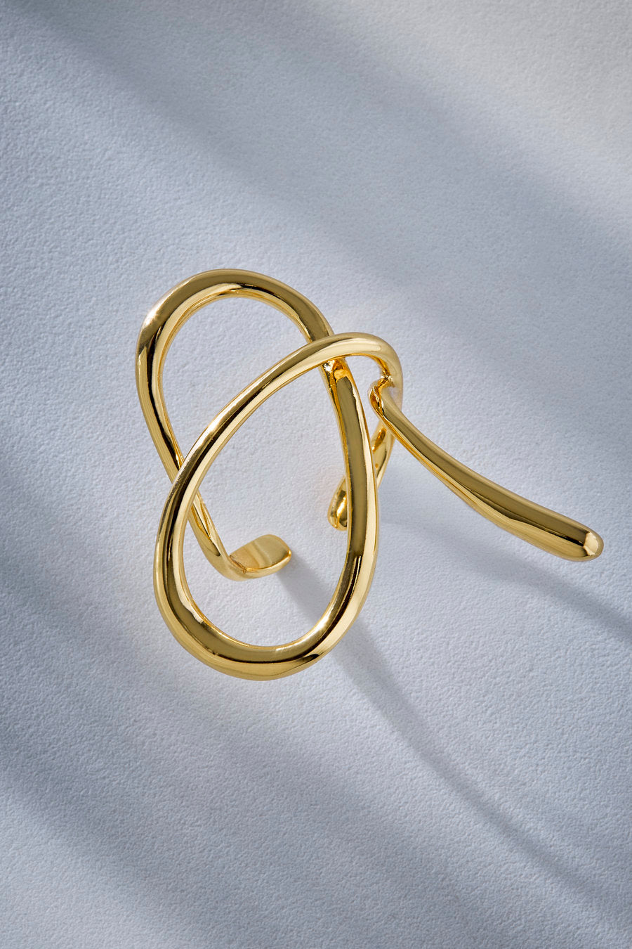 Anel Amparo dourado – design autoral com curvas amplas, estrutura vazada e acabamento polido