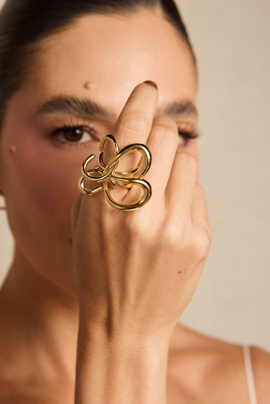 Brinco Delicata dourado – brinco orgânico com formas entrelaçadas e volume leve
