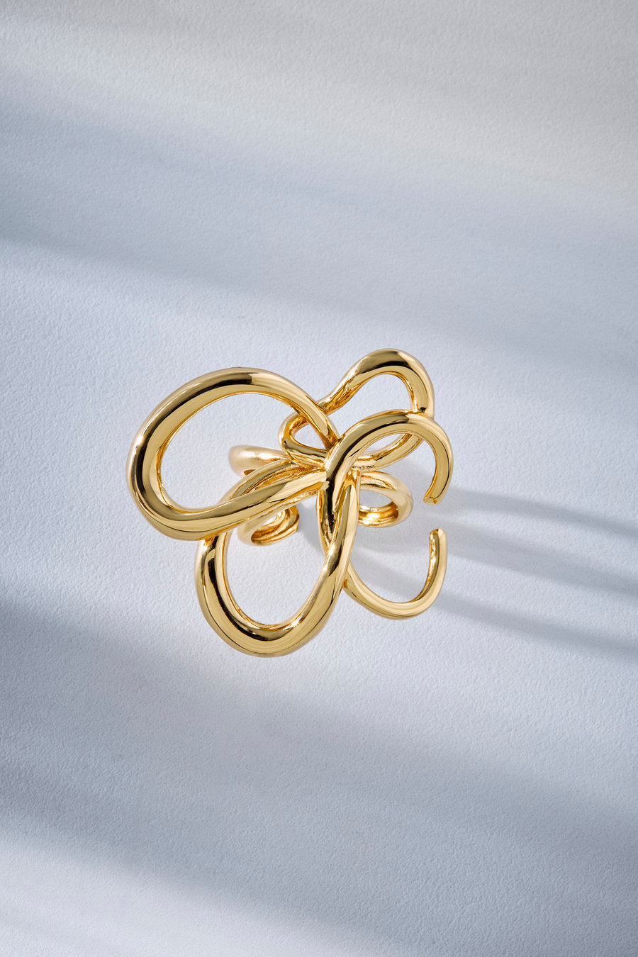 Brinco Delicata dourado – curvas orgânicas entrelaçadas com design escultural e vazado