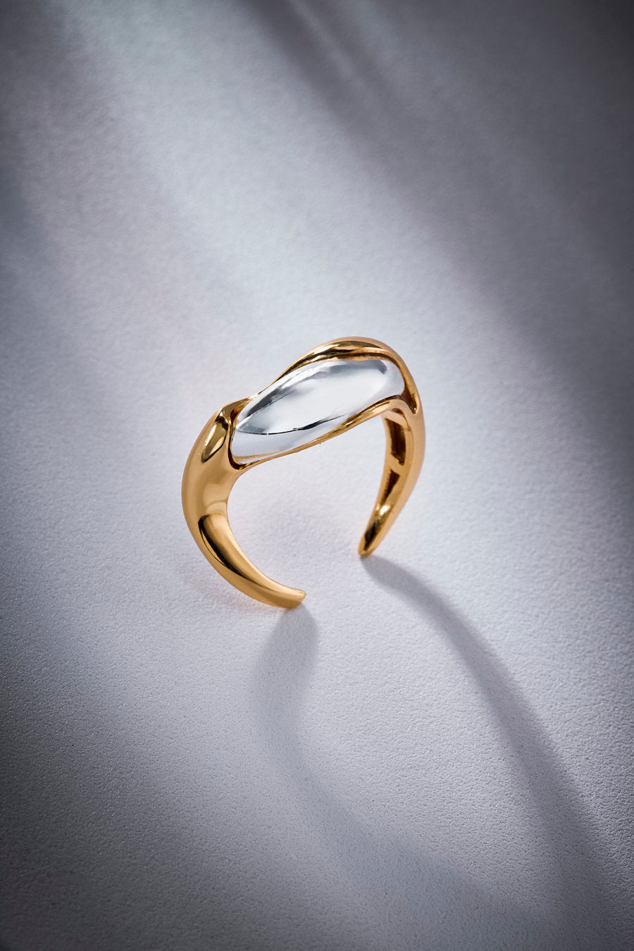 Anel Fluire bicolor – design autoral statement com curvas fluidas e acabamento polido.