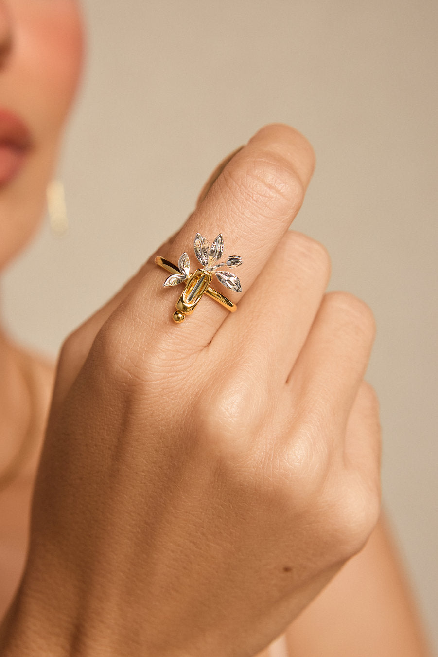 Anel Plenitude dourado e prata – design autoral botânico com folhas em diferentes planos