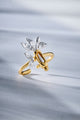 Anel Plenitude dourado e prata – design floral com folhas e pétalas em composição escultural