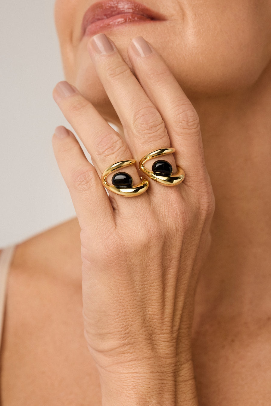 Anel Presente dourado com ônix e design orgânico escultural