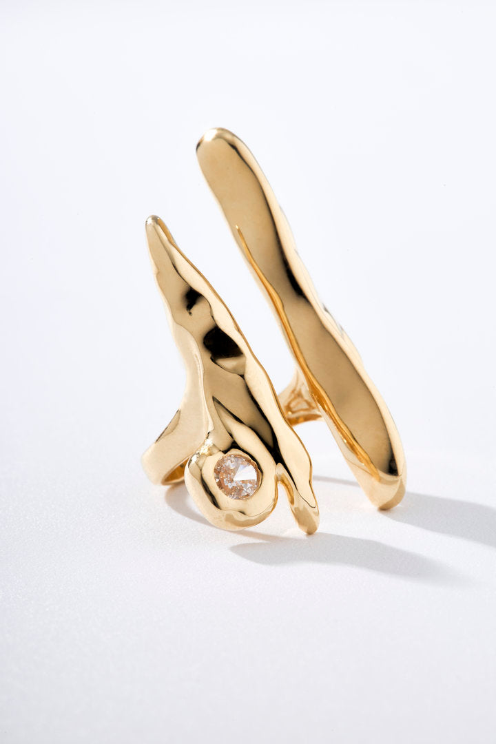 anel dourado, anel feminino dourado, anel orgânico, anel escultural, anel com zircônia, anel ajustável, anel regulável, anel moderno, anel contemporâneo, anel statement, anel sofisticado, anel de design autoral, joia dourada, anel elegante, anel para presente.
