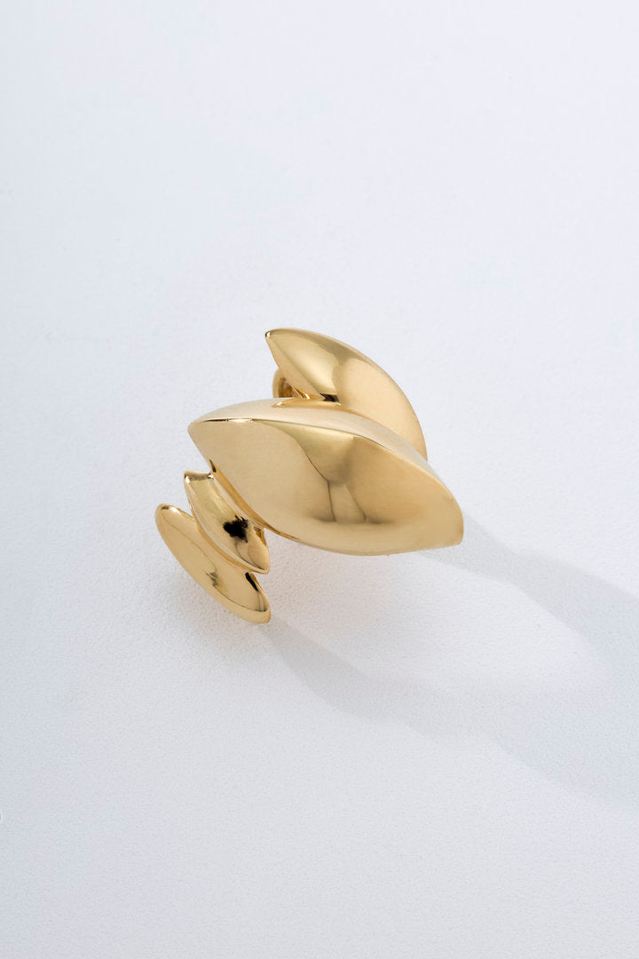 anel dourado, anel feminino dourado, anel de folhas, anel orgânico, anel largo, anel robusto, anel escultural, anel moderno, anel sofisticado, anel statement, joia dourada, anel de design autoral, anel elegante, anel para presente, anel botânico