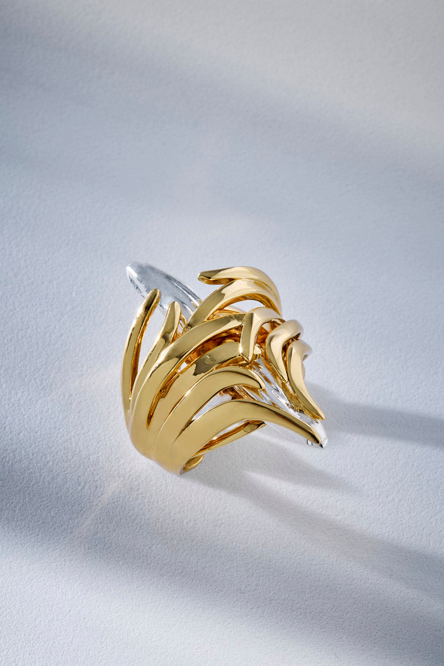 Anel Vivaz dourado e prata – design floral escultural com camadas curvas e formas orgânicas