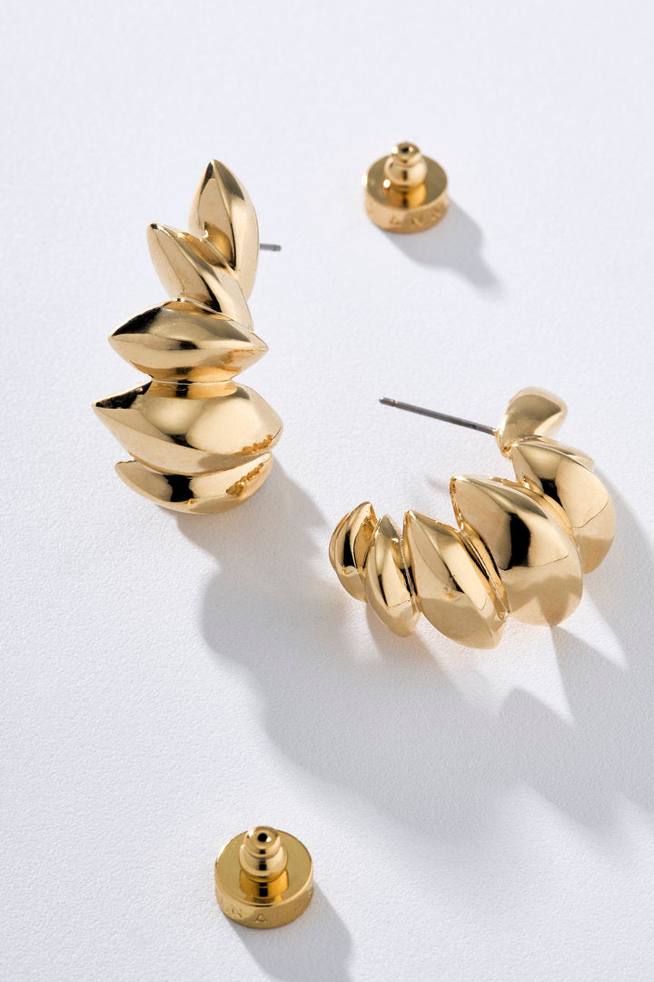 Argola Trama dourada com design botânico de folhas sobrepostas, visual orgânico e sofisticado para looks elegantes.