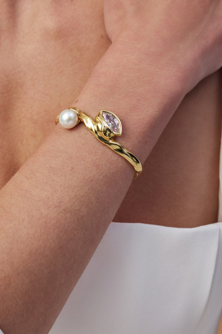 Bracelete Gabrielle com pérola e cristal austríaco, design orgânico para composições sofisticadas